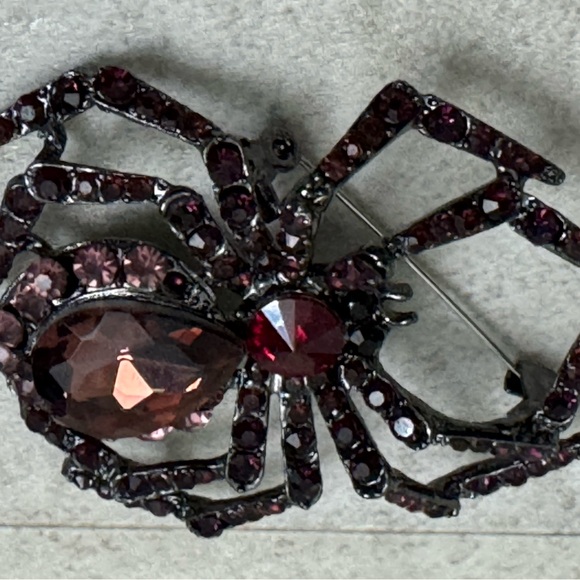 Rhinestone spider pin, brooch, spooky Halloween cool - Picture 4 of 8